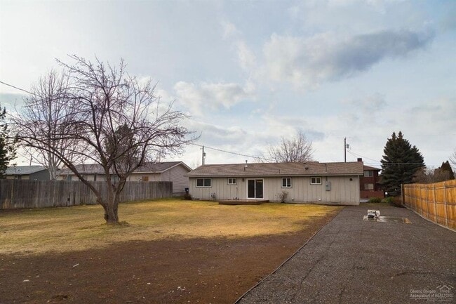 Building Photo - 1444 NW Canyon Dr