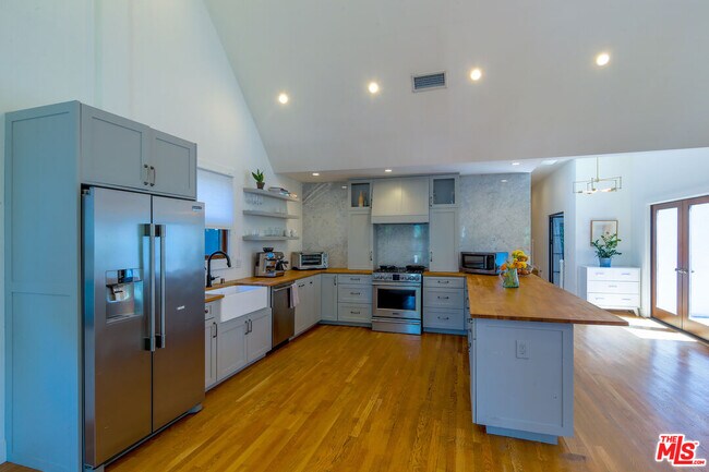 Building Photo - 5122 Hermosa Ave