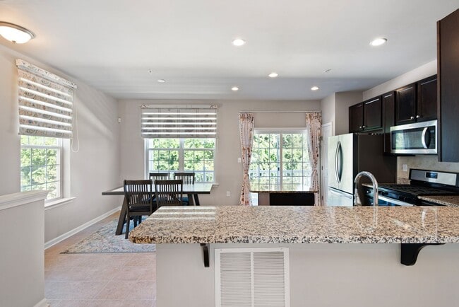 Building Photo - 659 McComb Pl