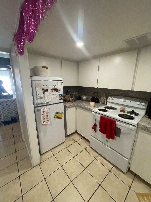 Building Photo - 208 E Starr Ave