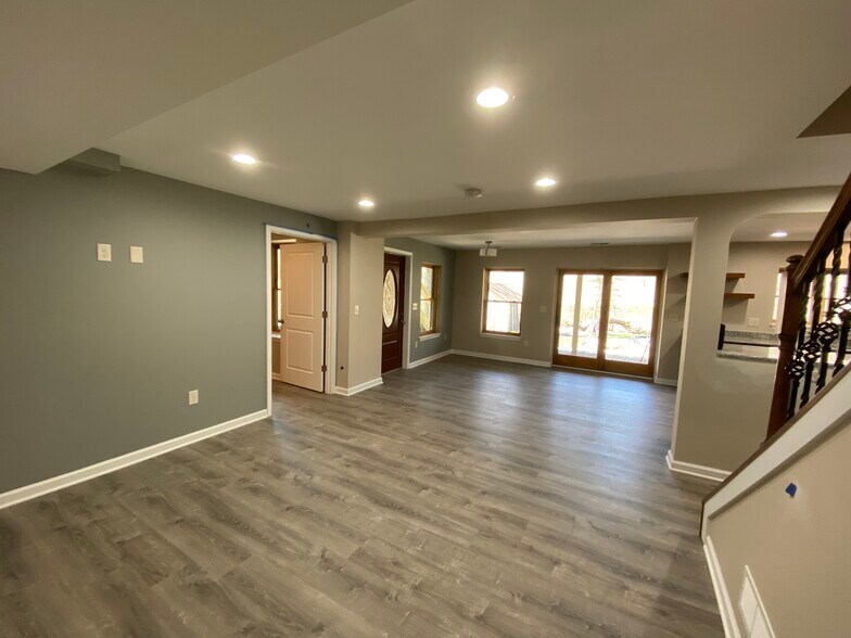 Building Photo - 1301 Jones Dr