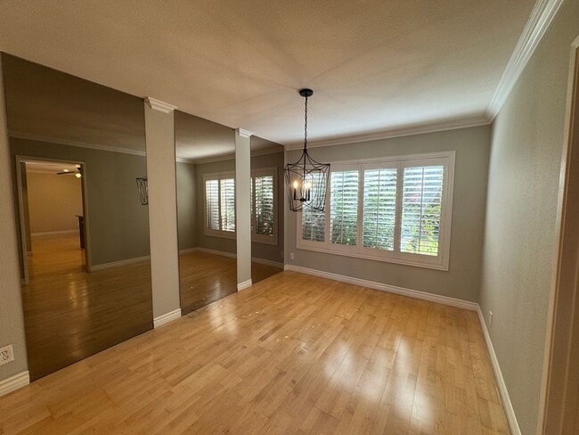 Building Photo - Charming 3Bd/2.5Ba w/Private Yard and New ...