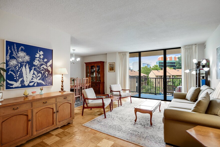 Spacious & bright living area leading to balcony - 118 Monroe St