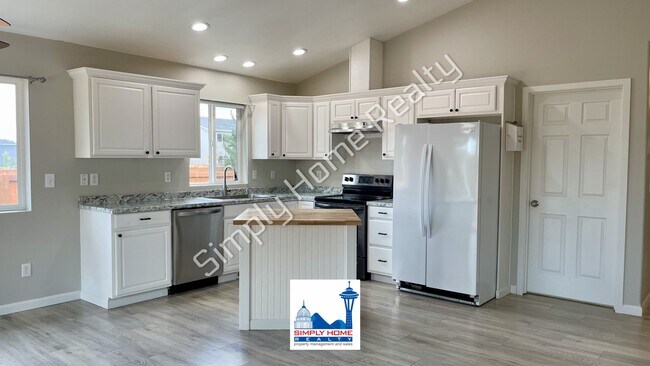 Building Photo - Welcome home to this charming 3 bedroom, 2 bathroom home in the heart of Yelm!