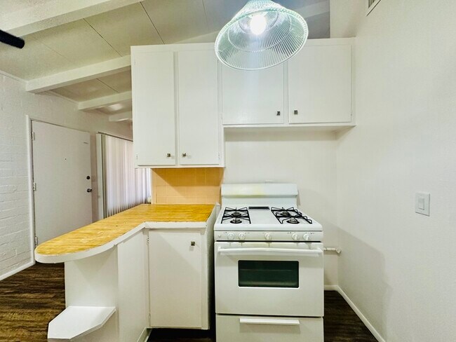 Building Photo - Spacious 2 Bedroom with New Flooring/Paint...
