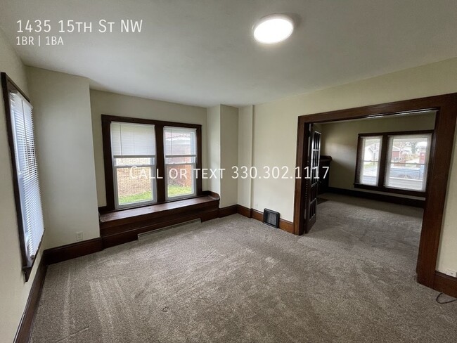 Building Photo - One bedroom one bathroom first level vinta...