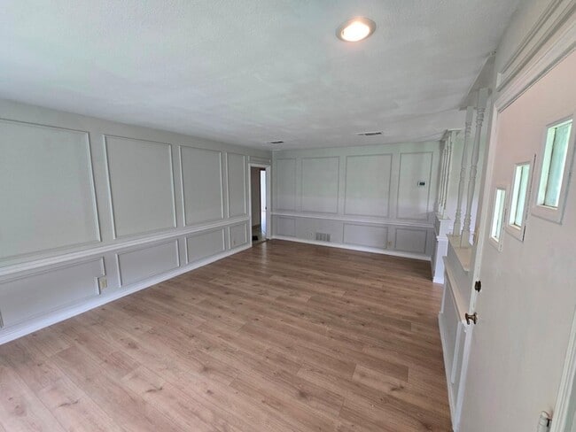 Building Photo - 1590 Gravel Cir N