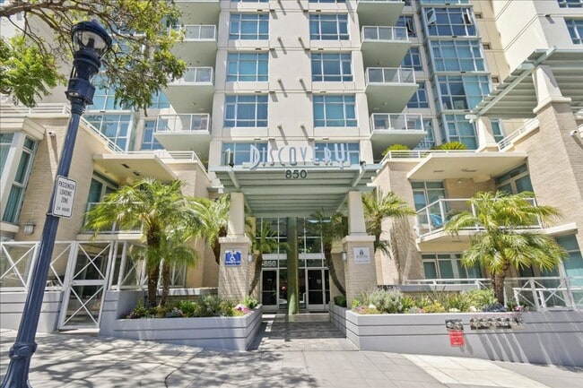 Building Photo - Move-In ready 1 Bed + Den in Discovery on Cortez Hill in Downtown