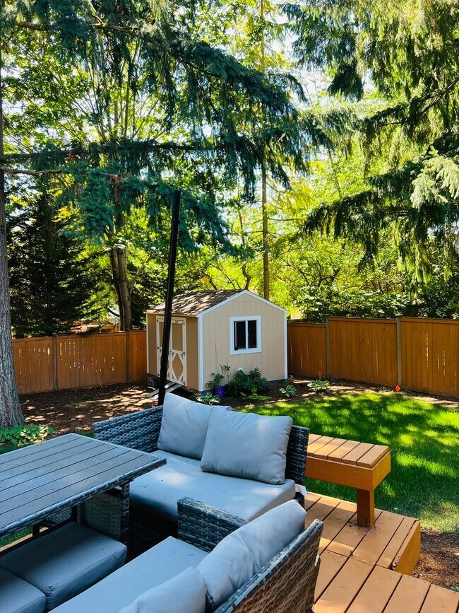 Building Photo - Beautiful and Spacious 3BD + Den