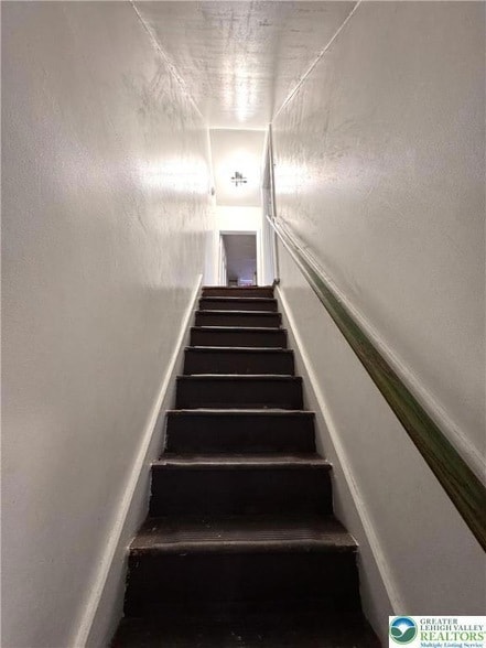 Building Photo - 527 Bradley St