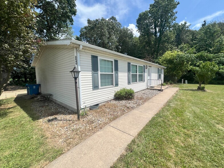 Primary Photo - 2840 Applewood Ave
