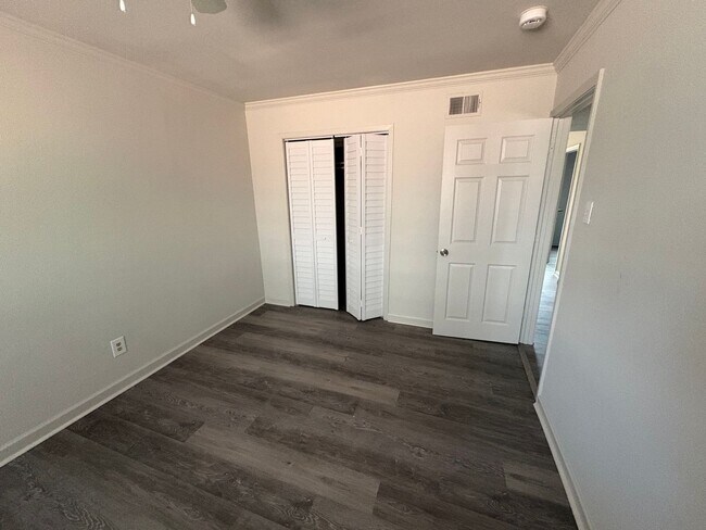 Building Photo - 2 Bedroom 1 Bath Apartment Close to Campus! Available Now!