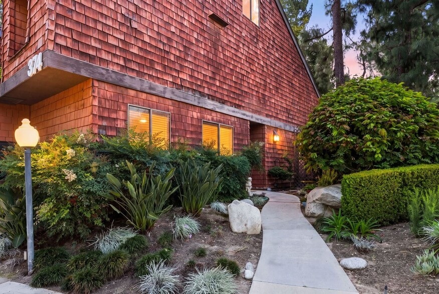 Building Photo - 374 S Prospectors Rd