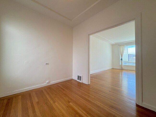 Building Photo - Marina: Bright Top Floor 1 Bed 1 Bath with...