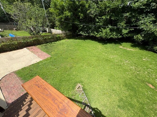 Building Photo - Newly Renovated - Large Backyard - 2/2 House!!