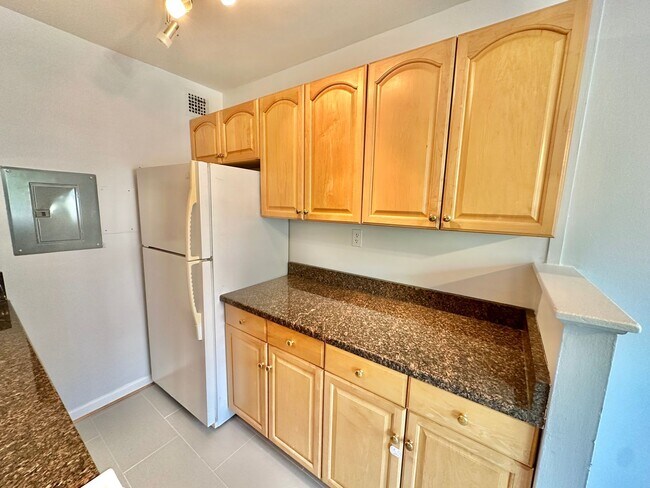 Building Photo - Spacious One Bedroom Condo In the Heart of Dupont - 17th/New Hampshire.