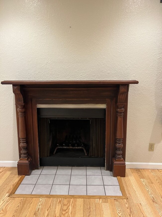 Building Photo - Available now! South Davis Townhome On Ver...