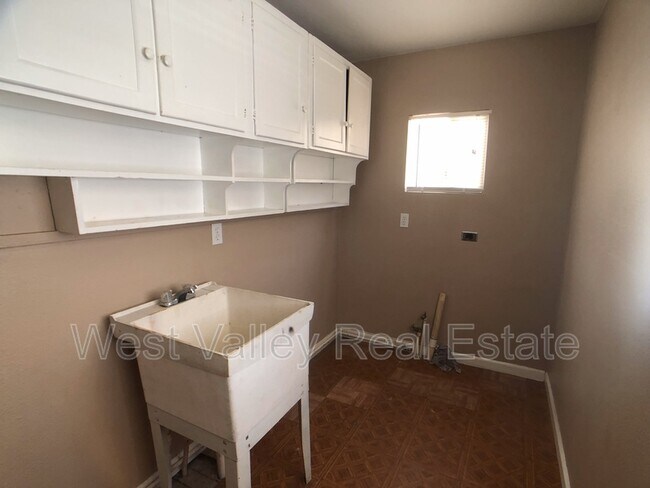 Building Photo - 441 Hazelton St