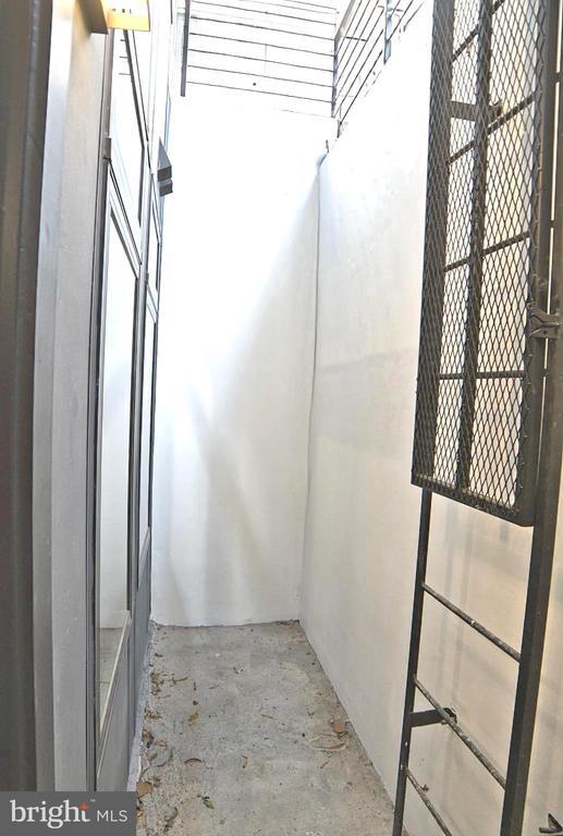 Building Photo - 1208 M St NW