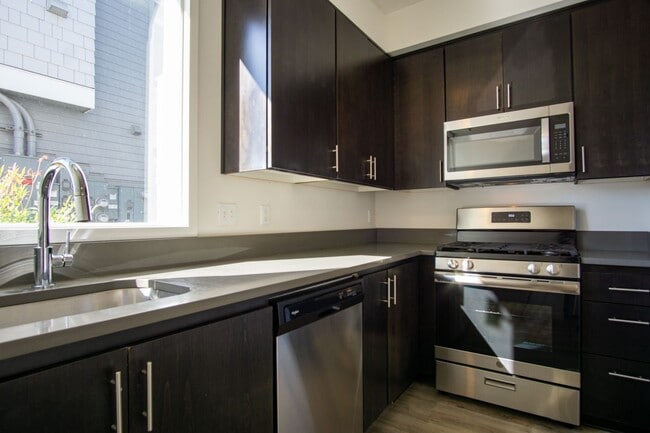 Building Photo - Stylish 2-Bedroom Townhouse in St John's R...