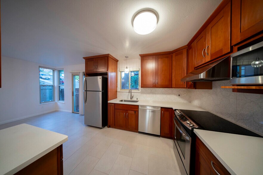 Building Photo - 2022 Ascot Dr