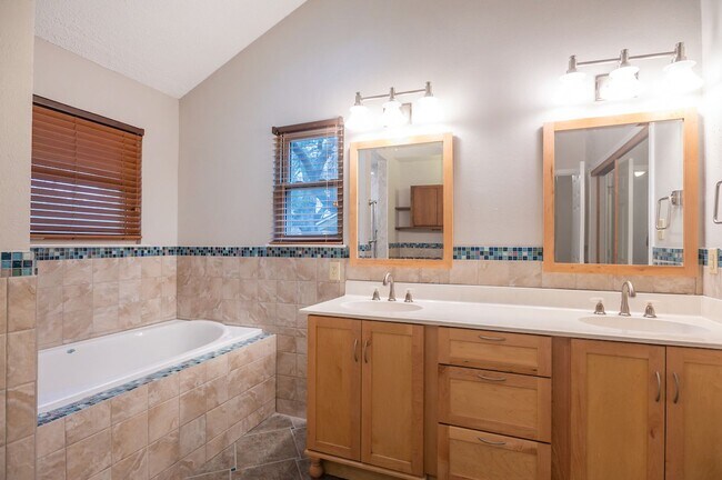 Building Photo - Beautiful Single Family Home in Northwood