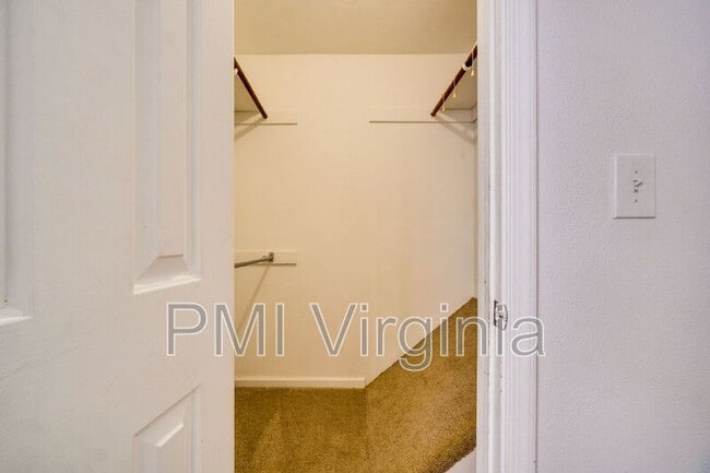 Building Photo - 812 Tuition Ct