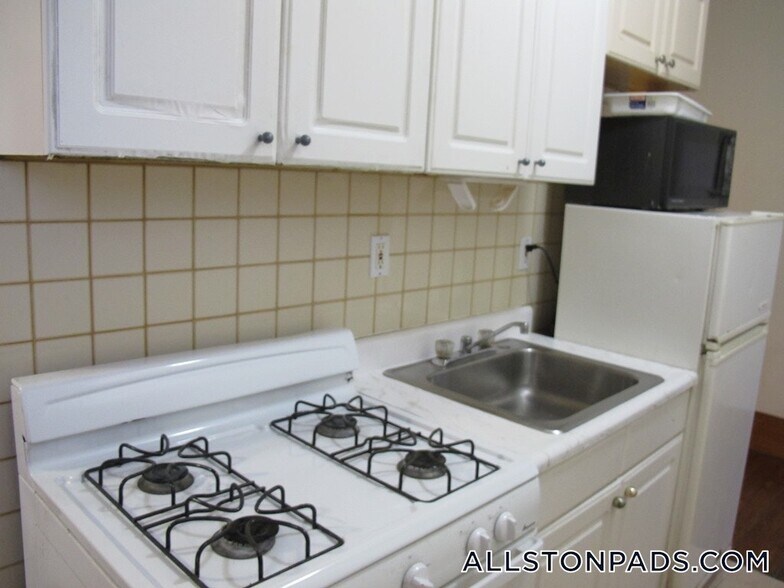 Building Photo - 38 Linden St