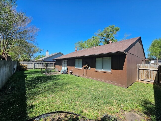 Building Photo - 16715 Rockbend