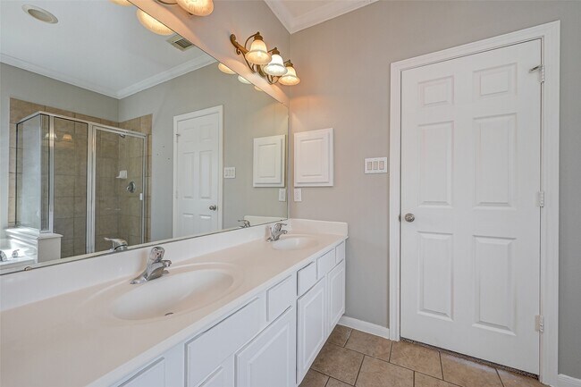 Building Photo - 13922 Normandy Ct