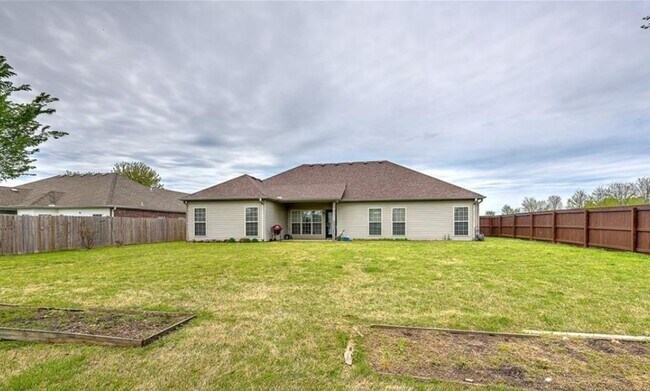 Building Photo - 1201 SW Willowbend Ave
