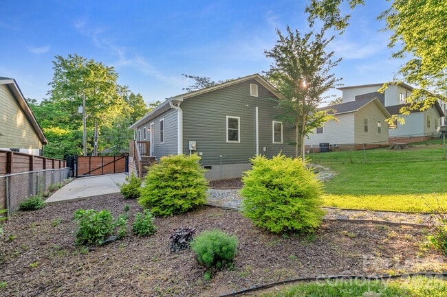 Building Photo - 812 E 18th St