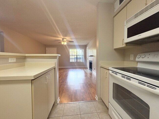 Building Photo - 1/1 Condo in Gated Lakefront Community of Altamonte Springs!