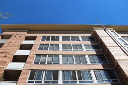 Building Photo - Spacious Studio w/ Parking Included!