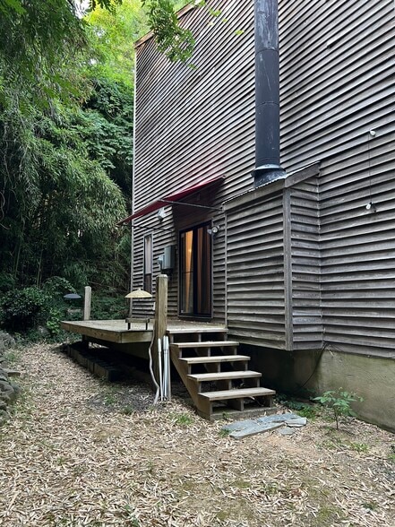 end deck - 130 E Longview St