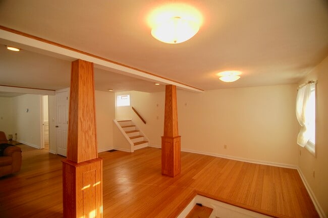 Building Photo - 7099 Lakeshore Rd