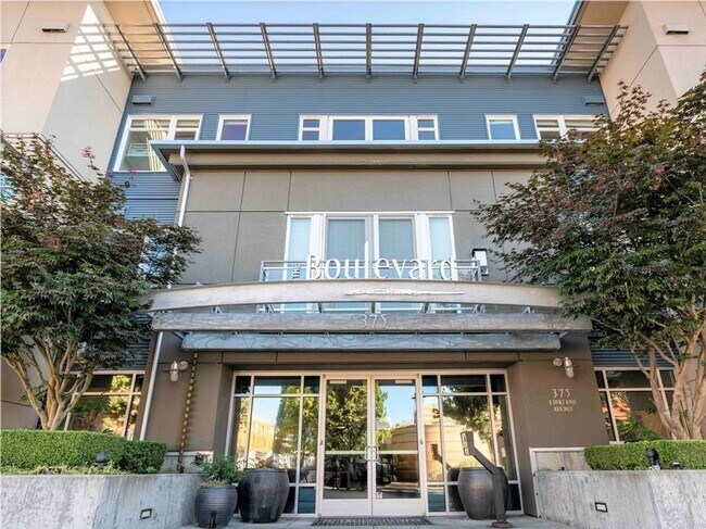 Building Photo - Live by the Lake in the Heart of Downtown ...