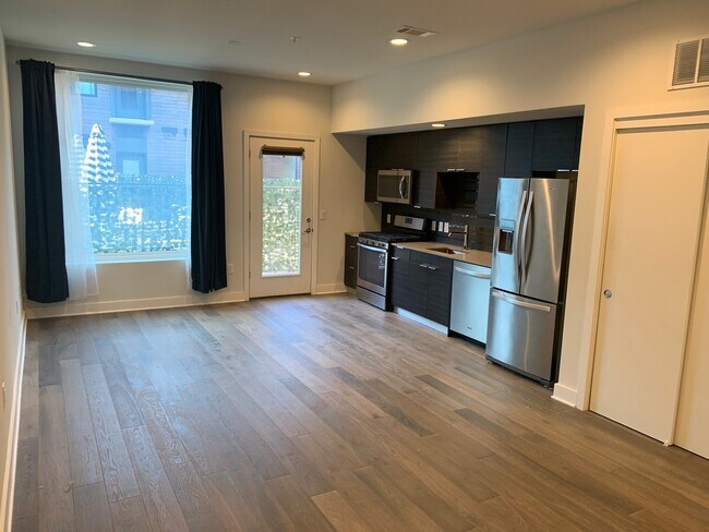 Building Photo - East Austin Studio! A Must See!