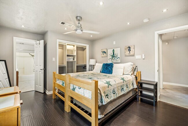 Building Photo - 5219 Avenue Q