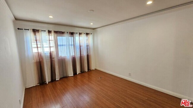 Building Photo - 348 Rexford Dr