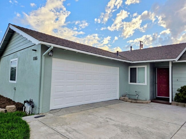 Building Photo - Charming 3-Bedroom Home with Spacious Layo...