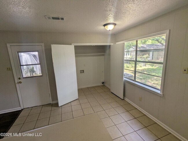 Building Photo - 6480 Forest Glen Dr