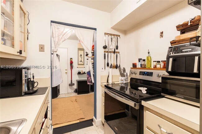 Building Photo - 9490 SW 77th Ave