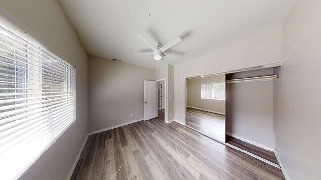 Building Photo - 4BD/2BA, POOL!!