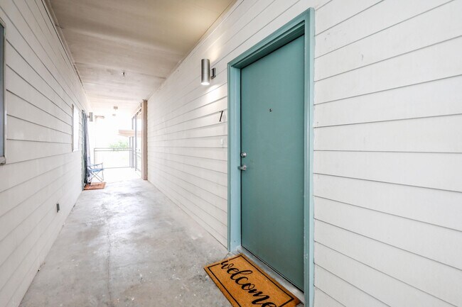 Building Photo - 1511 Don Camilo Blvd