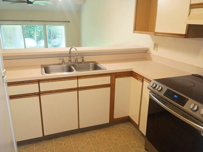 Building Photo - 11 RiverBend Dr