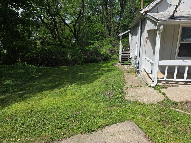 Building Photo - 1046 W Maple Ave