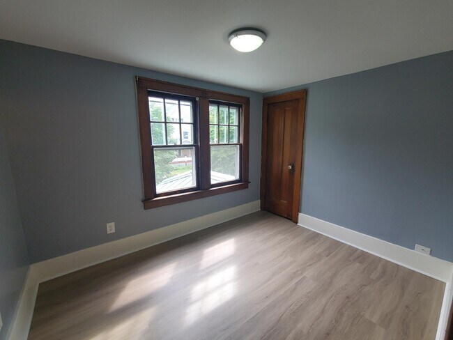 Building Photo - 420-422 Cedarwood Terrace