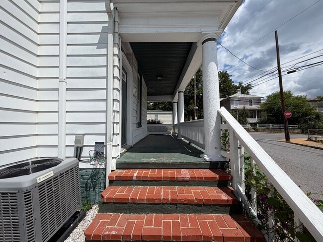 Building Photo - 702 Nelson St