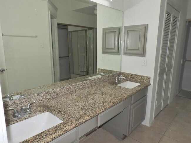 Building Photo - 2107 Creekshire Dr